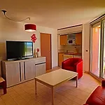 Rez-de-jardin Avec Acces Piscine Et Mer, Parking Prive - Fr-1-472a-141