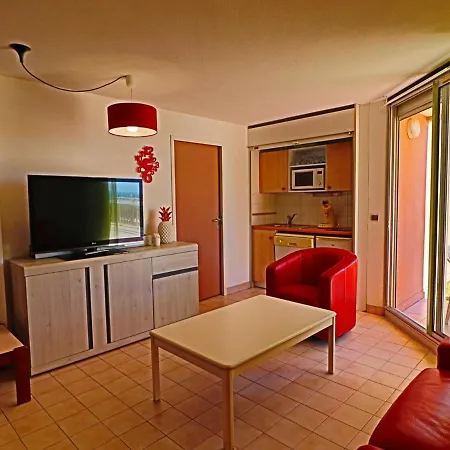 Rez-De-Jardin Avec Acces Piscine Et Mer, Parking Prive - Fr-1-472A-141