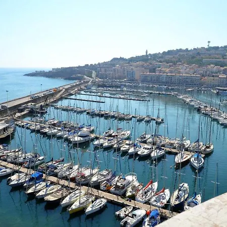 A Sete: Terrasse, Jardinet, Piscine Et Parking Prive A Proximite De La - Fr-1-472a-141