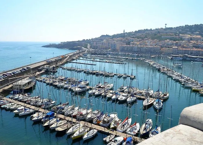 Rez-De-Jardin Avec Acces Piscine Et Mer, Parking Prive - Fr-1-472A-141