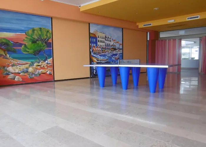 Rez-De-Jardin Avec Acces Piscine Et Mer, Parking Prive - Fr-1-472A-141 *
